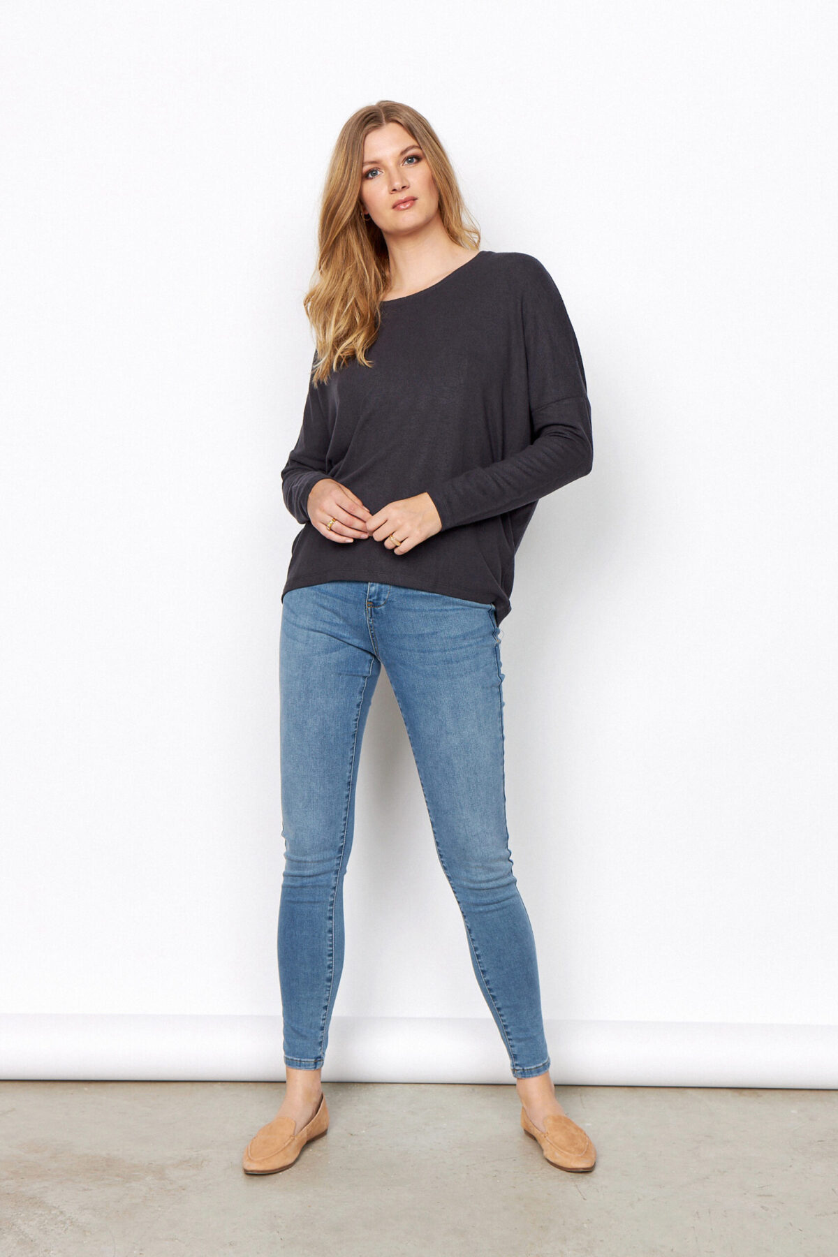 Soyaconcept Oversized kampsun Biara, tumesinine Naistele - HellyK - Kvaliteetsed lasteriided, villariided, barefoot jalatsid