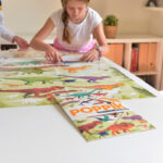 Jeu-educatif-Poppik-Puzzle-Stickers-Autocollants-affiche-dinosaures-9