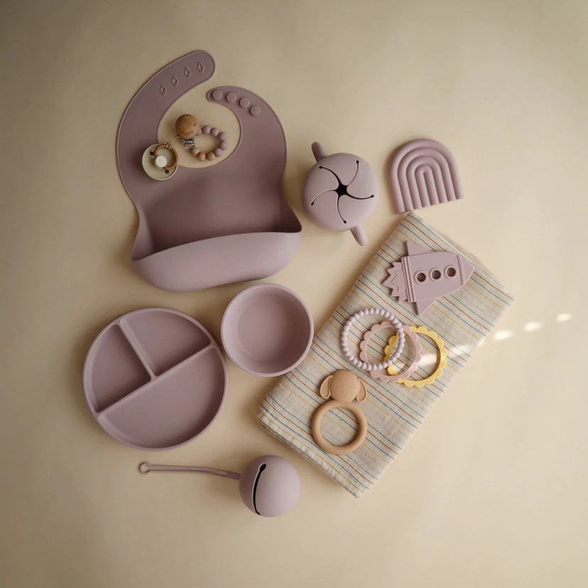 Mushie Silikoonist taldrik iminapaga- Soft Lilac Kodumaailm - HellyK - Kvaliteetsed lasteriided, villariided, barefoot jalatsid