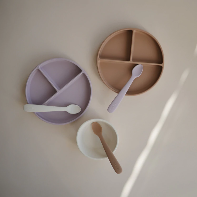 Mushie Silikoonist taldrik iminapaga- Soft Lilac Kodumaailm - HellyK - Kvaliteetsed lasteriided, villariided, barefoot jalatsid